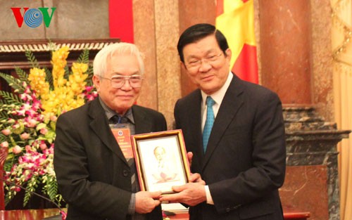 Le président Truong Tan Sang rencontre des médecins exemplaires  - ảnh 1